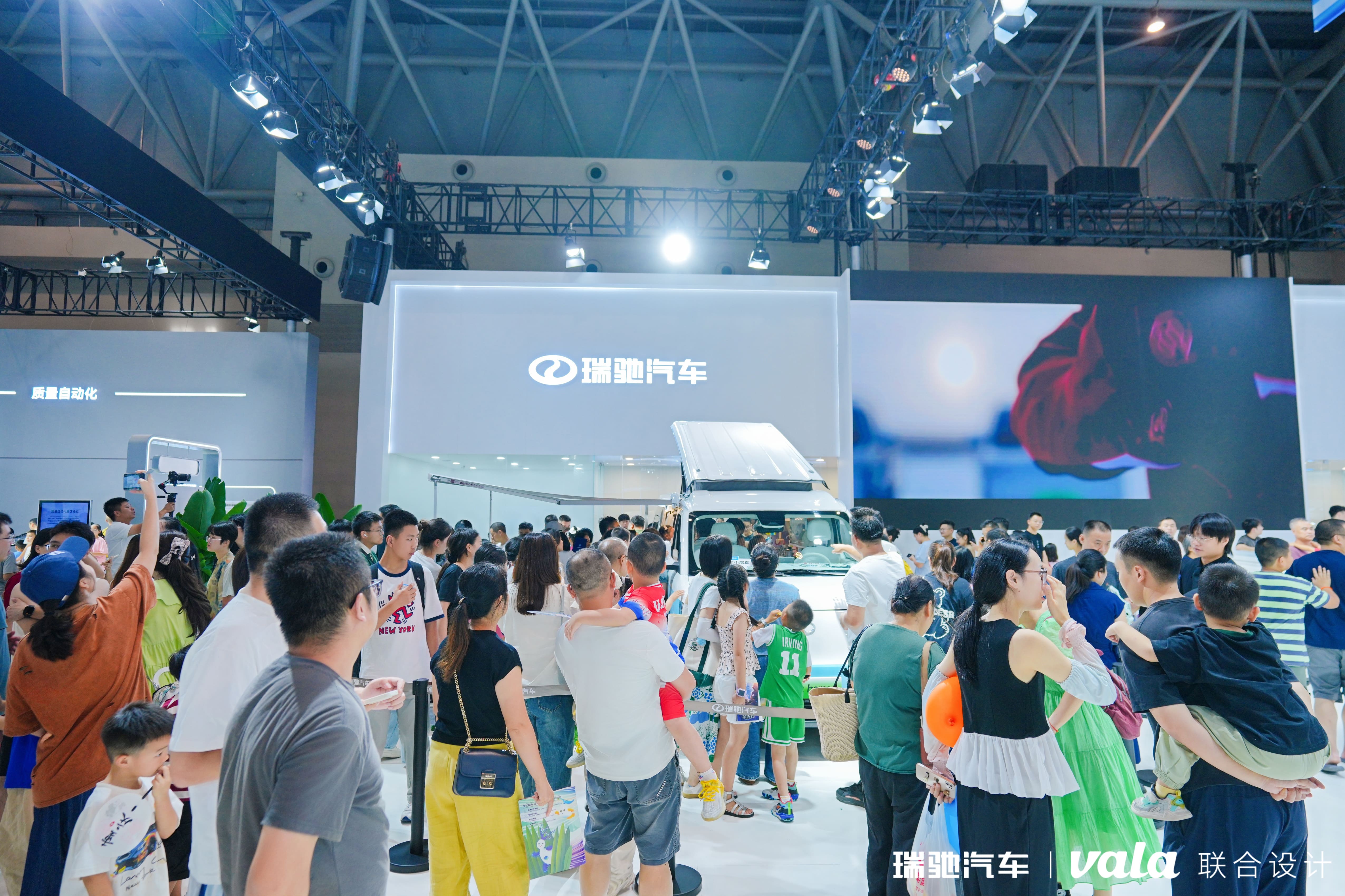 VALA集团领航新能源房车赛道